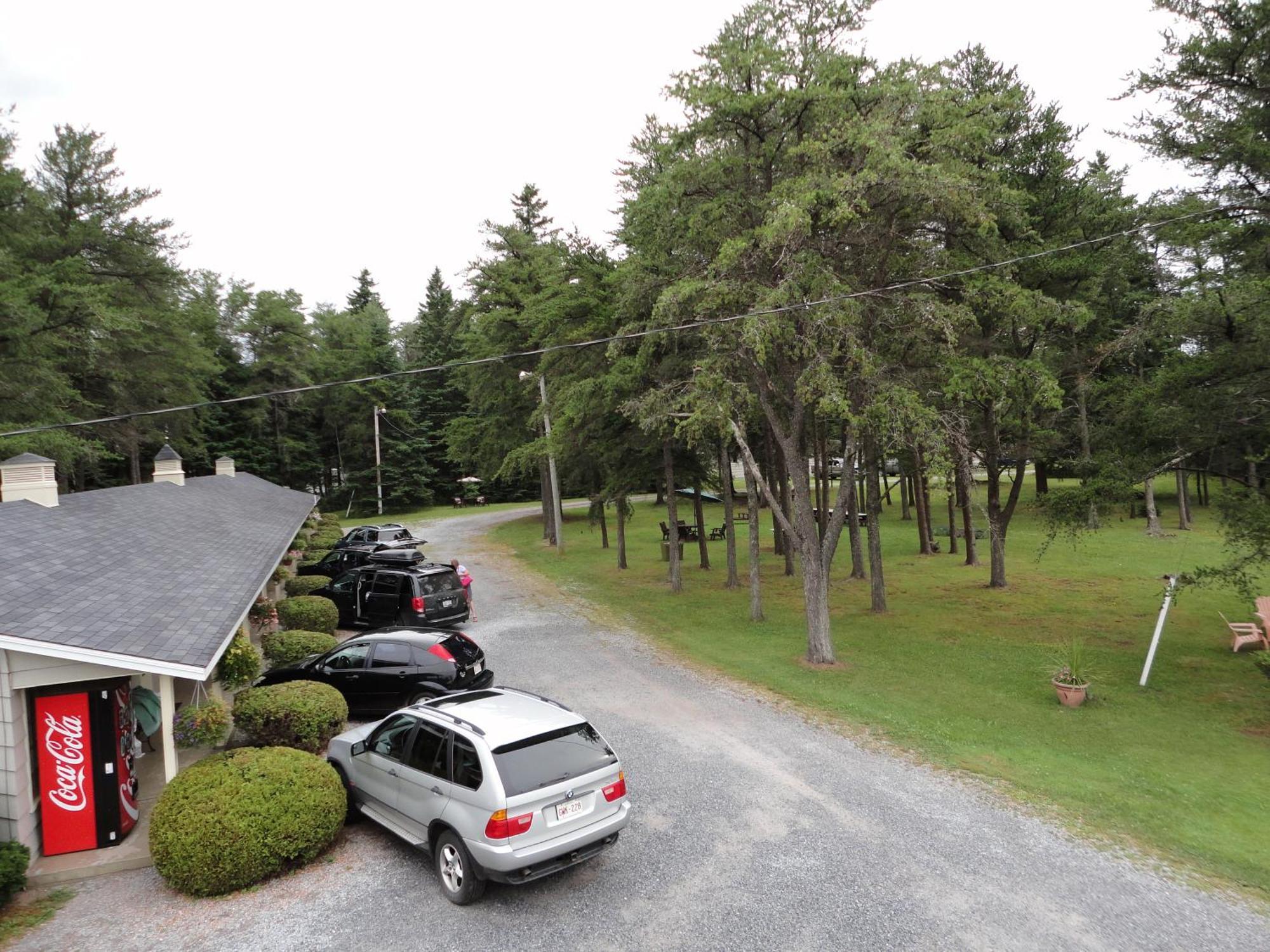 Pinecone Motel Sussex Exterior photo