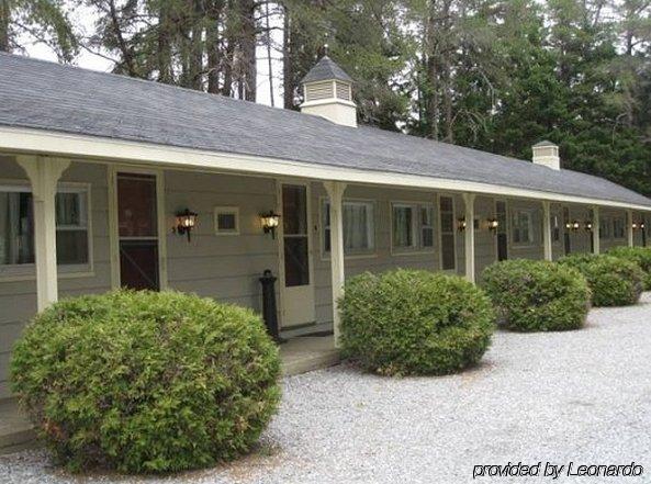 Pinecone Motel Sussex Exterior photo