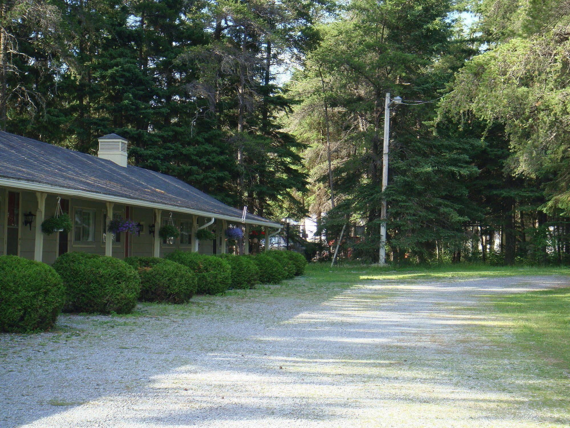 Pinecone Motel Sussex Exterior photo